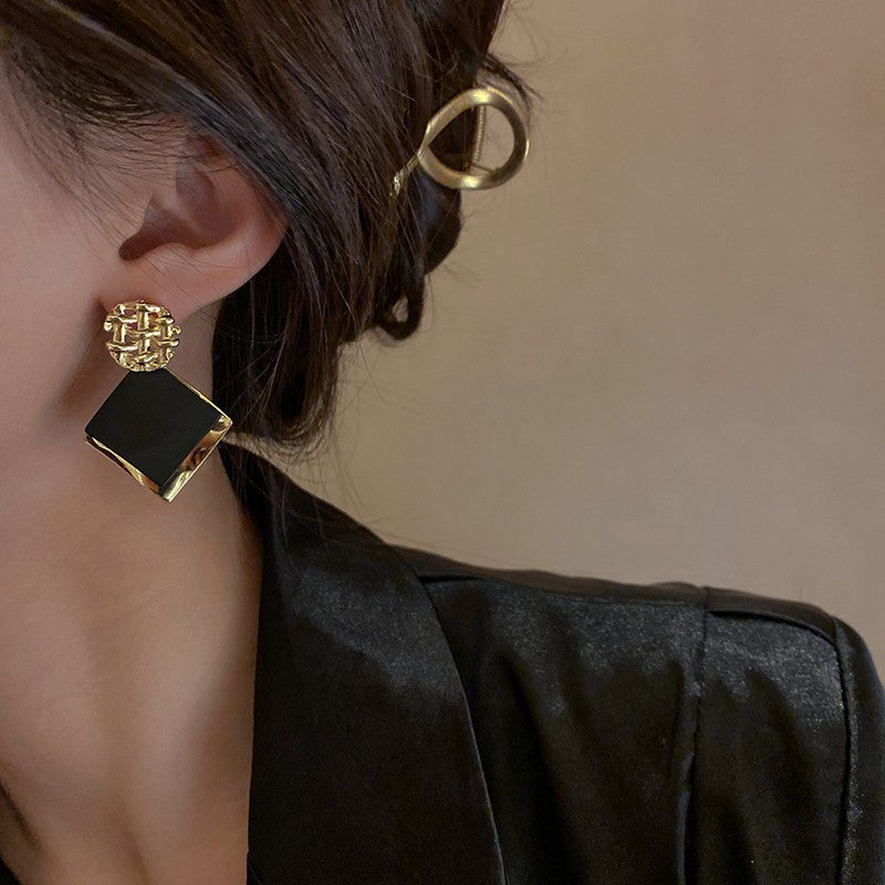 Wholesale Retro Black Alloy Ear Clips - Fashion Jewelry Accessory for Everyday Wear