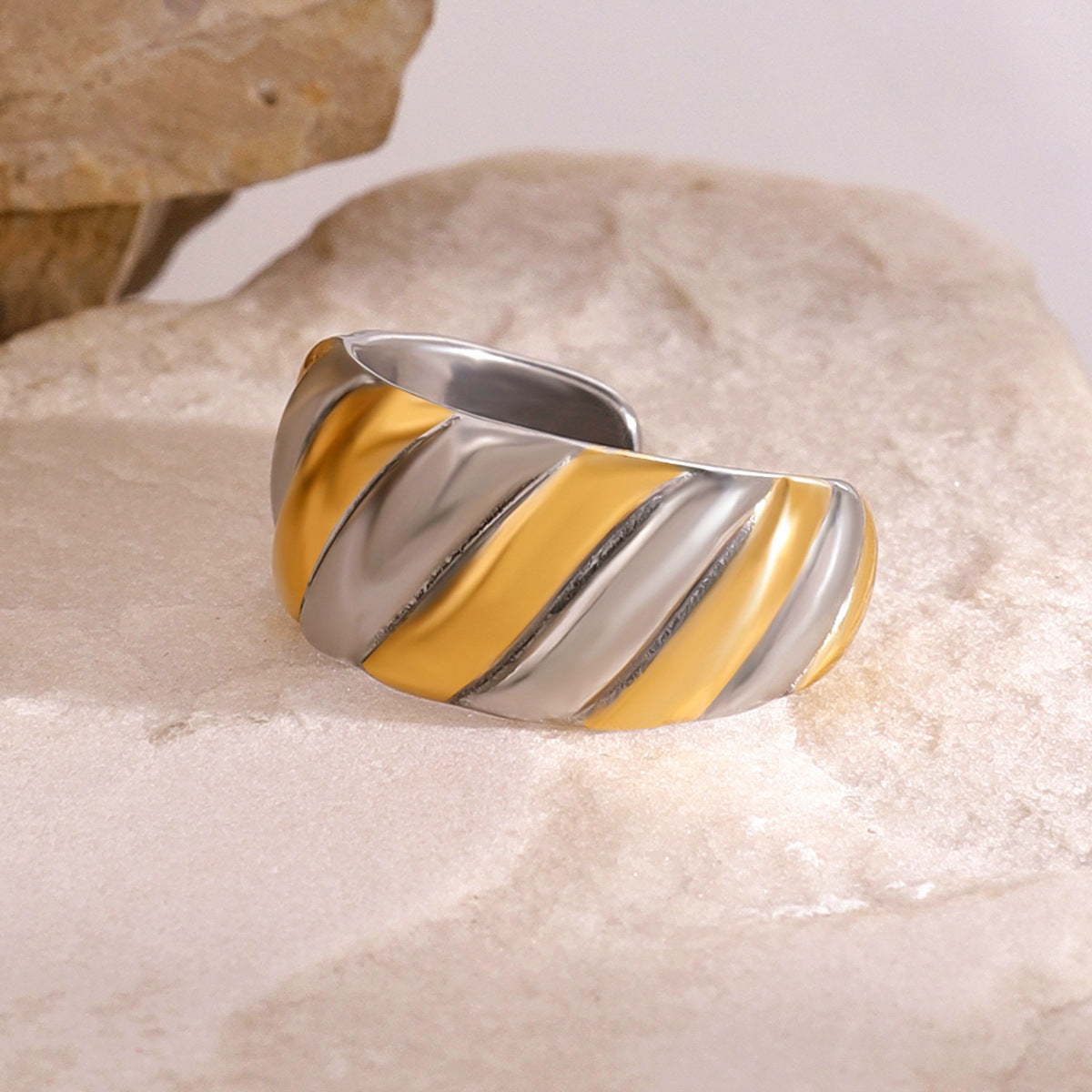 Wholesale 18k gold stainless steel gold and silver color matching horn bag hemp pattern open ring