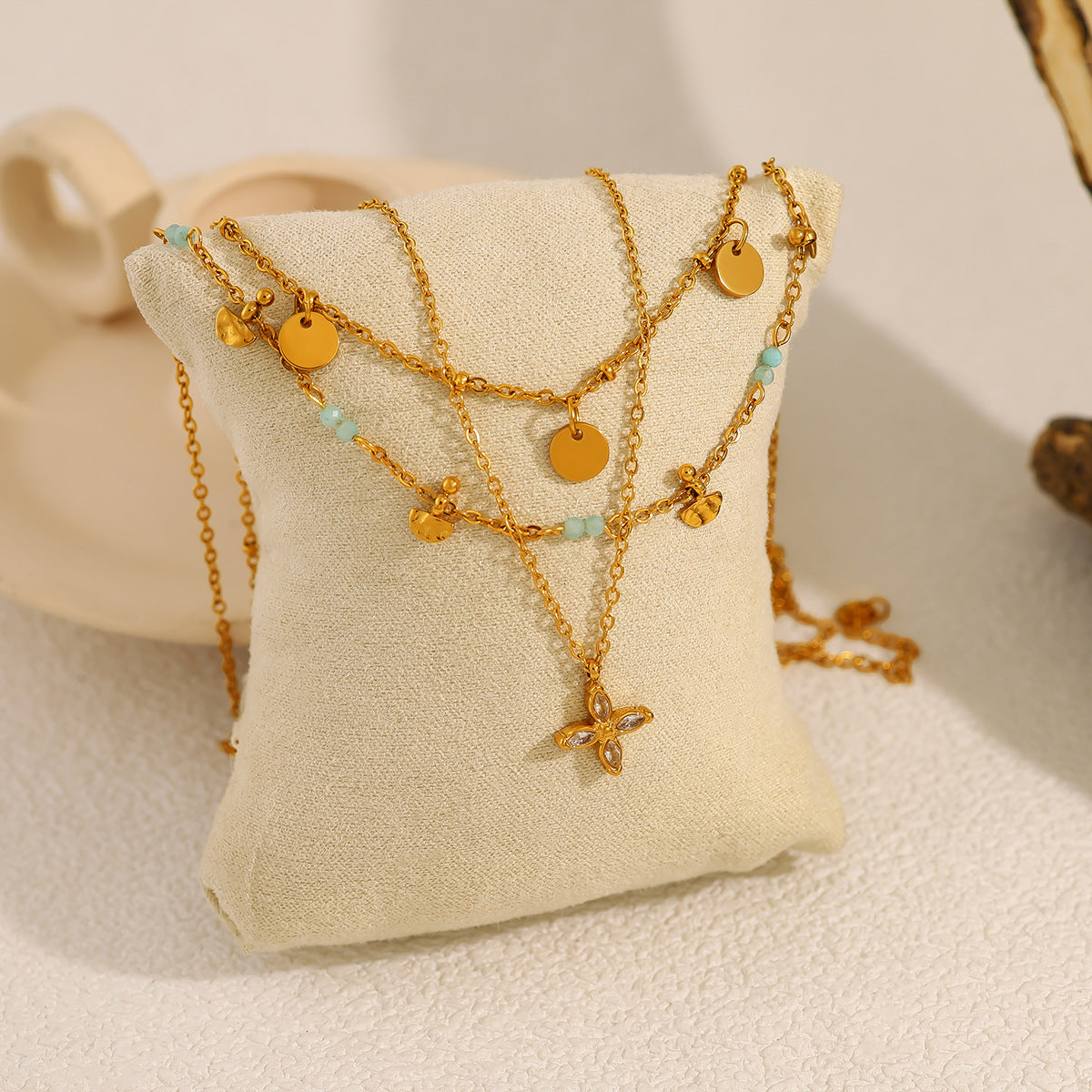 Wholesale retro style disc four-leaf clover pendant stainless steel does not fade necklaces