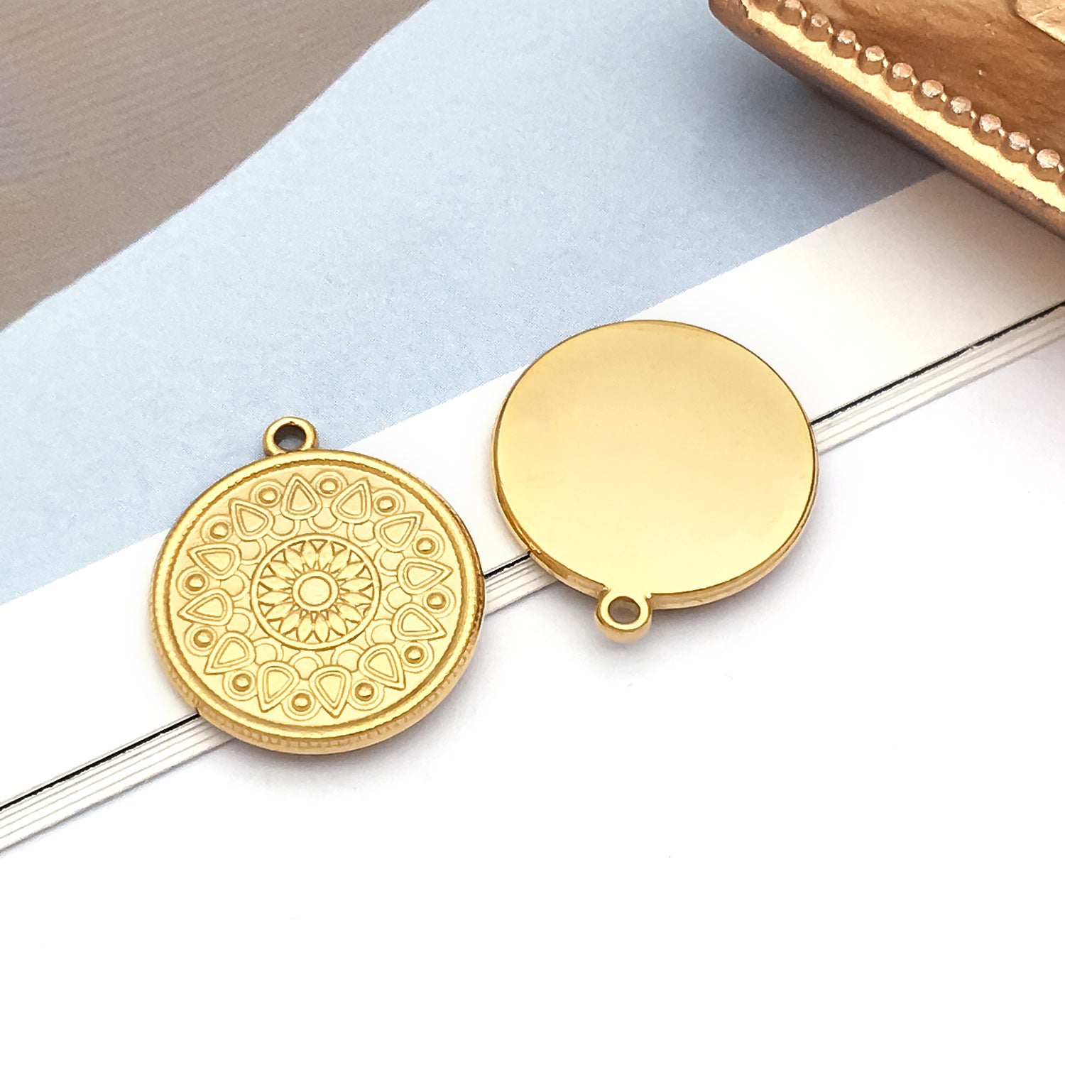 Wholesale Stainless Steel  Golden Sun Devil' s Eye Round Plate Special-Shaped Charms