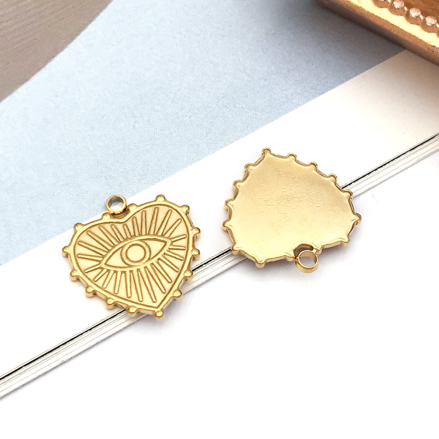 Wholesale Stainless Steel  Golden Sun Devil' s Eye Round Plate Special-Shaped Charms