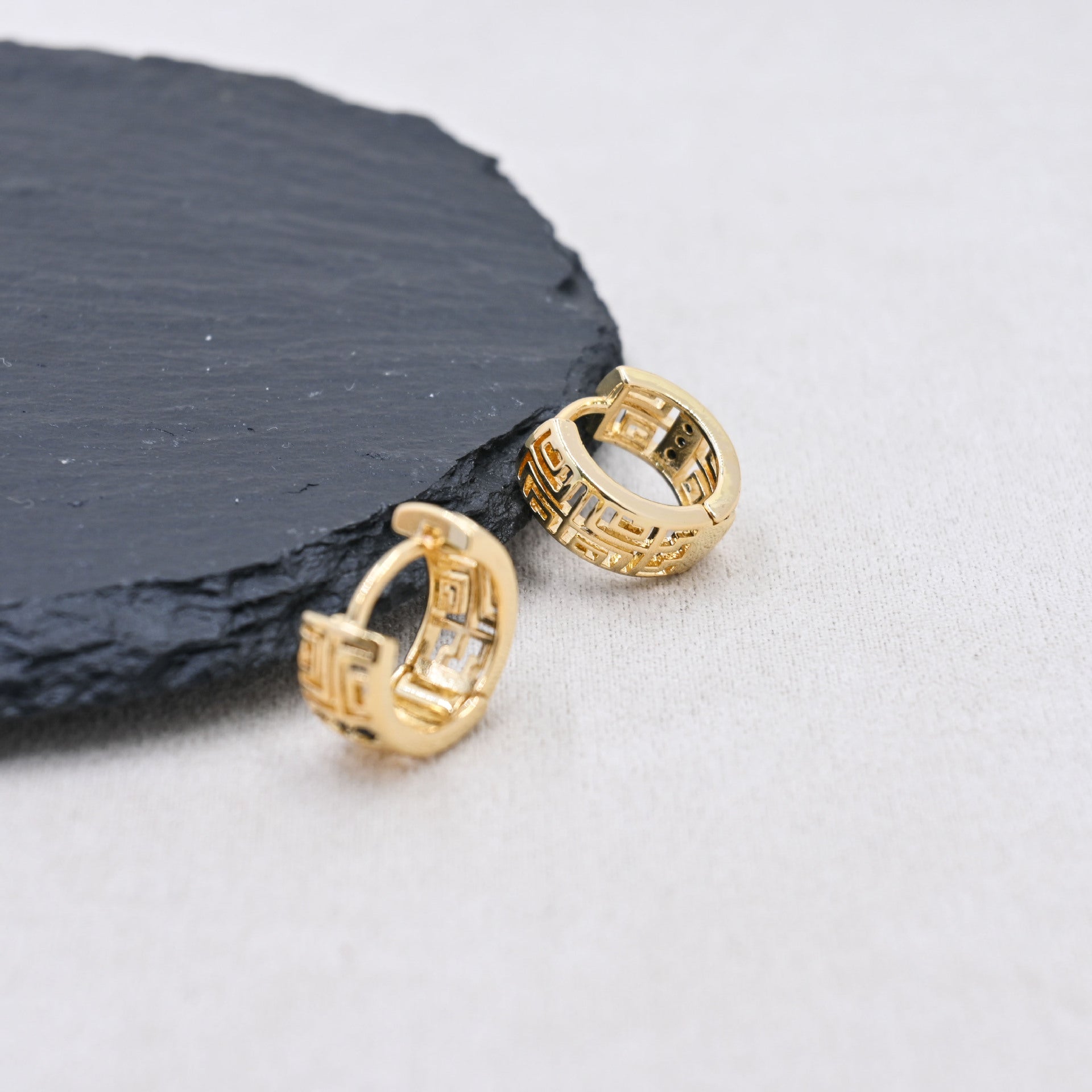 Wholesale  Simple Hollow Grid Retro Earrings Copper Plated Real Gold Ear Buckle Fashion High-end Light Luxury Earring