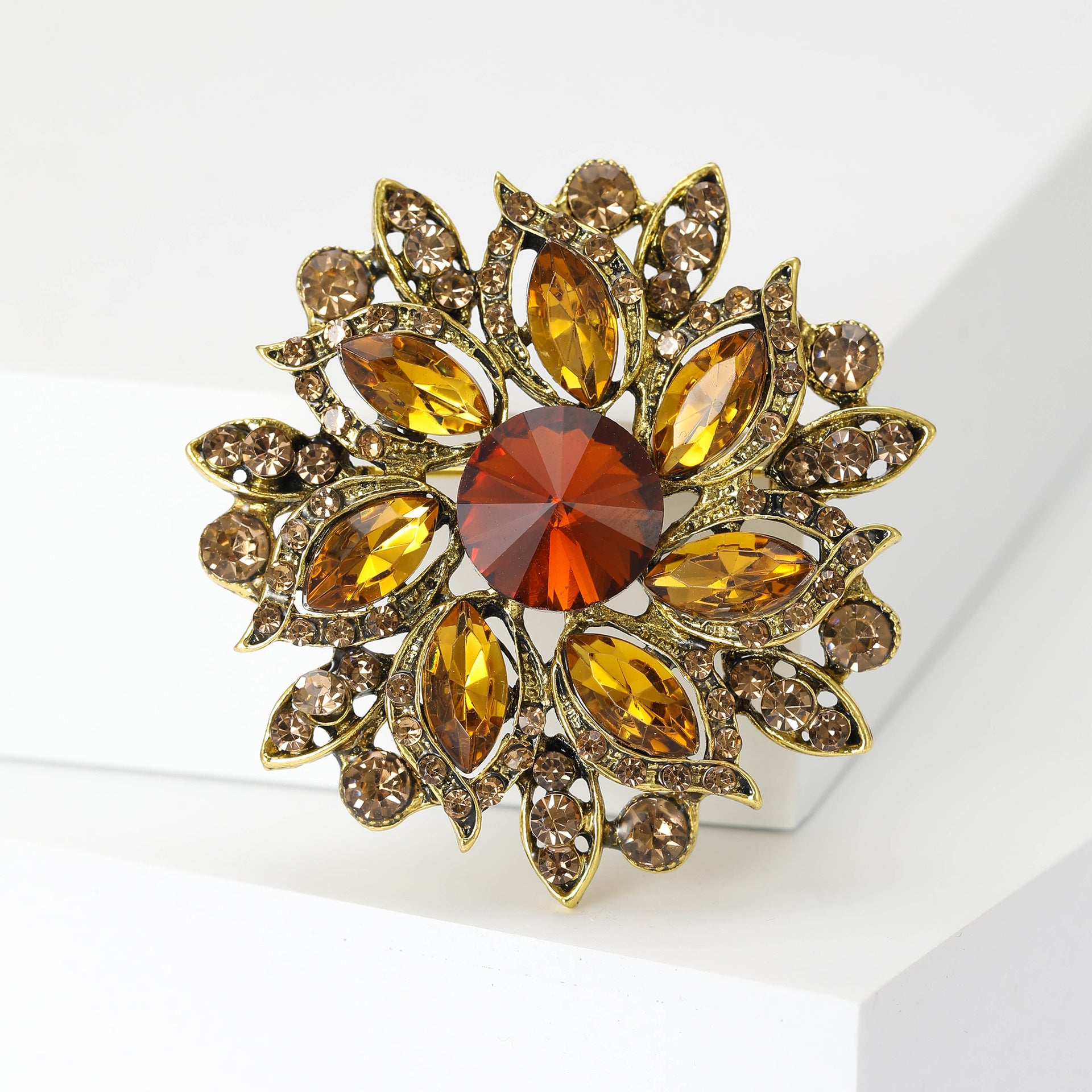 Wholesale Retro Flower Brooch Fashion Crystal Glass Women S Alloy Pin Casual Party Jewelry Accessory For Resale