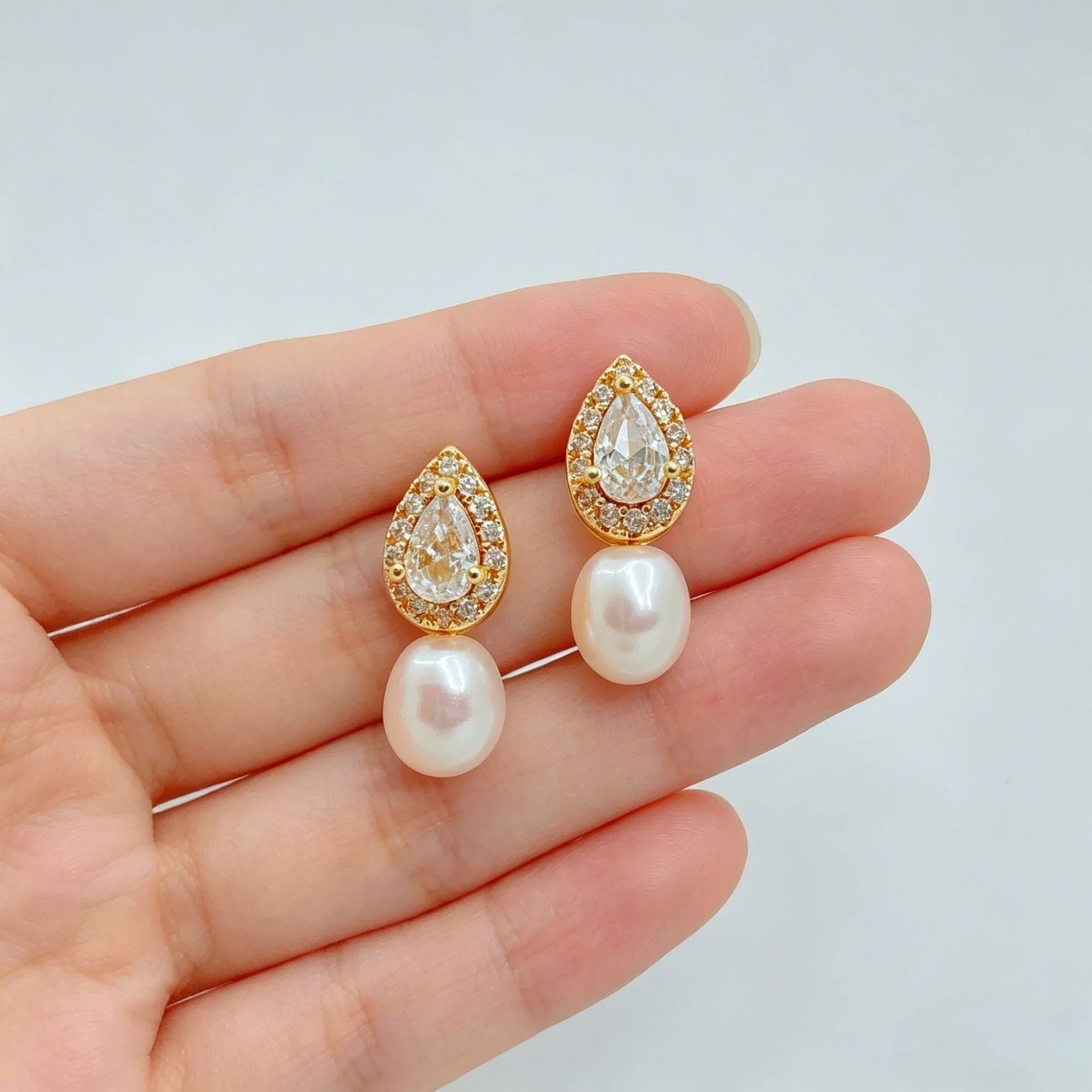 Wholesale Water Drop Earrings and Necklace Set Gold Plated Silver Needle Fashion Accessory