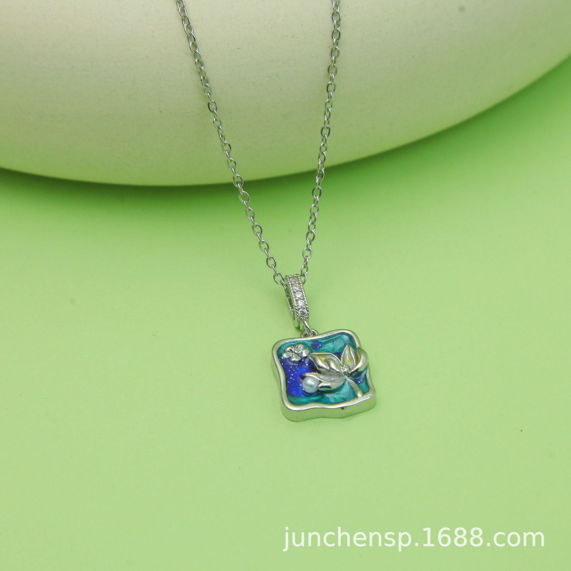 Wholesale Titanium Steel Oil Dropping Painted Mid-ancient Style Rose Pendant  Necklace