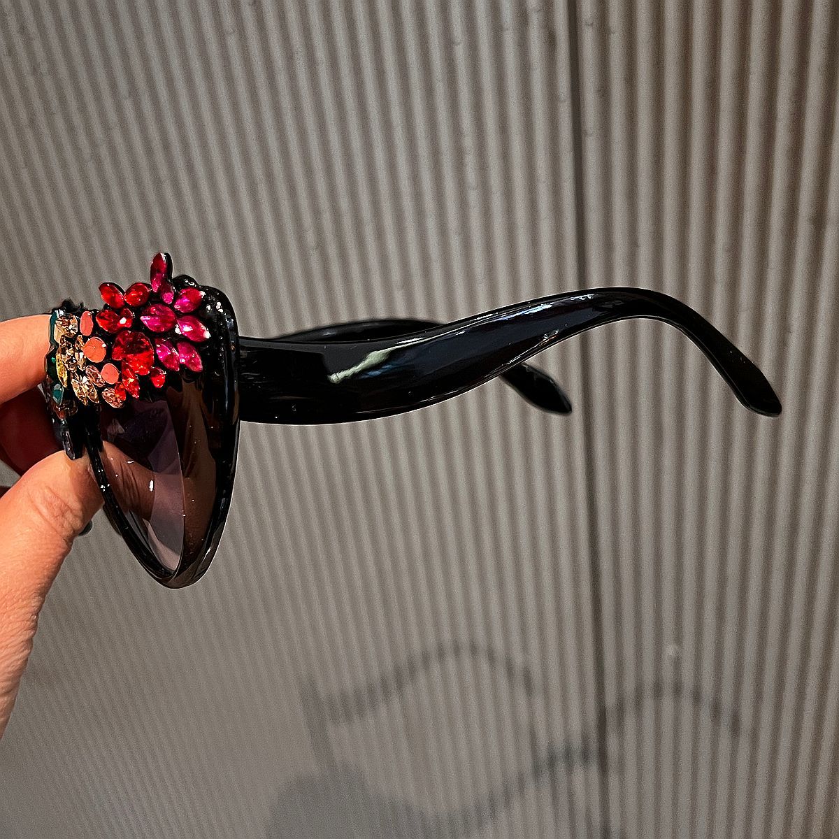 Wholesale Sweet Cool Wind Cat-Eye Rhinestone Sunglasses for Women Party Decorative Fashion Accessory