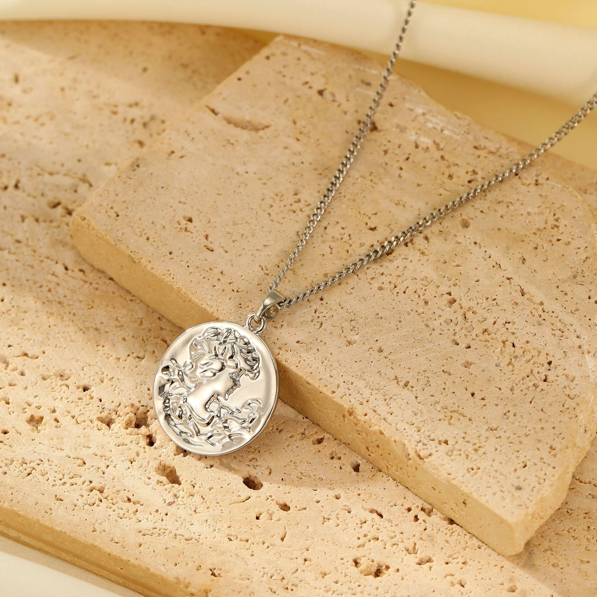 Wholesale  Round Square Necklace Plated Real Gold Clavicle Chain
