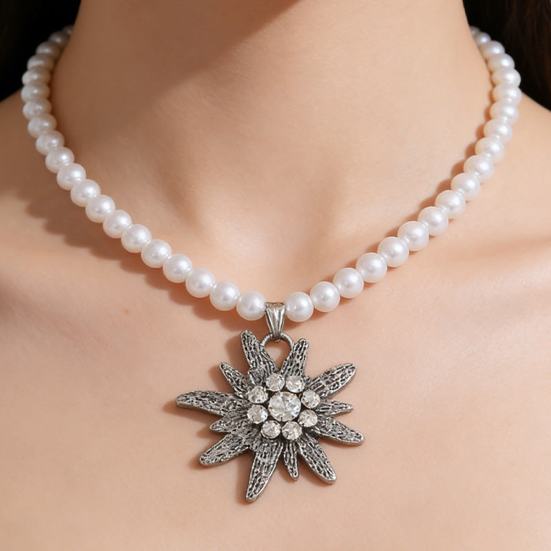 Wholesale Edelweiss Imitation Pearl Pendant Necklace,  Alloy Electroplated,  Trendy Women' s Fashion Accessory