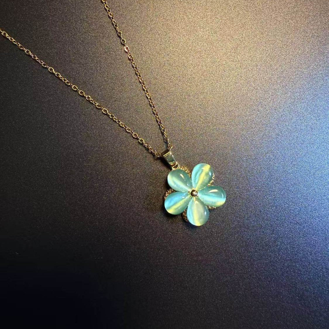 Wholesale Vintage Flower Glow Non-Rotatable Necklace,  Trendy Fashion Accessory for Everyday Wear