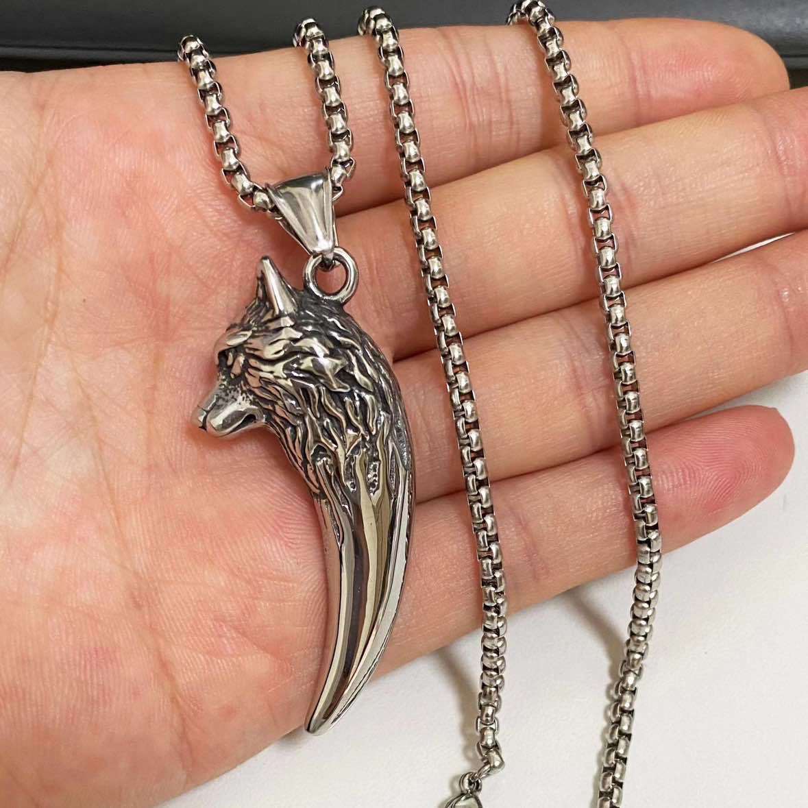 Wholesale Electroplated Alloy Retro Wolf Head Pendant Necklace Men' s Fashion Accessory