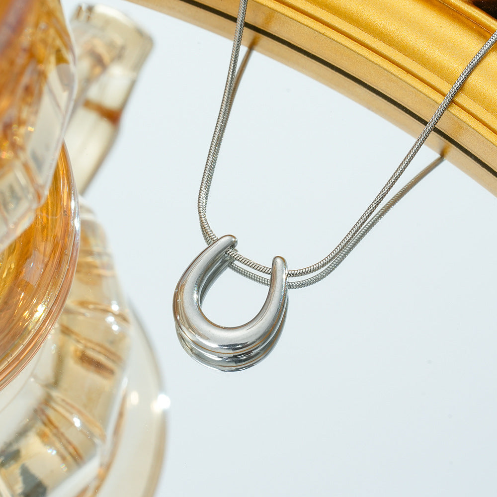 Wholesale Titanium Steel U-Shaped Horseshoe Pendant Necklace,  Trendy Layering Jewelry for Boutique Resale
