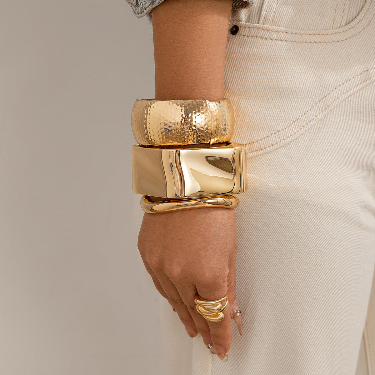 Wholesale Chic Gold Alloy Round Bangle Bracelet For Women Everyday Wear Jewelry Accessory