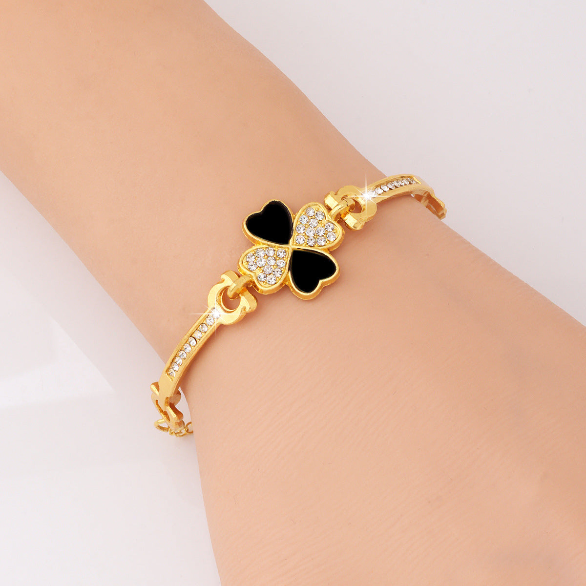 Wholesale Trendy Four-Leaf Clover Crystal Women' s Bracelet Gold Alloy Electroplated Jewelry Accessory ACCVIP