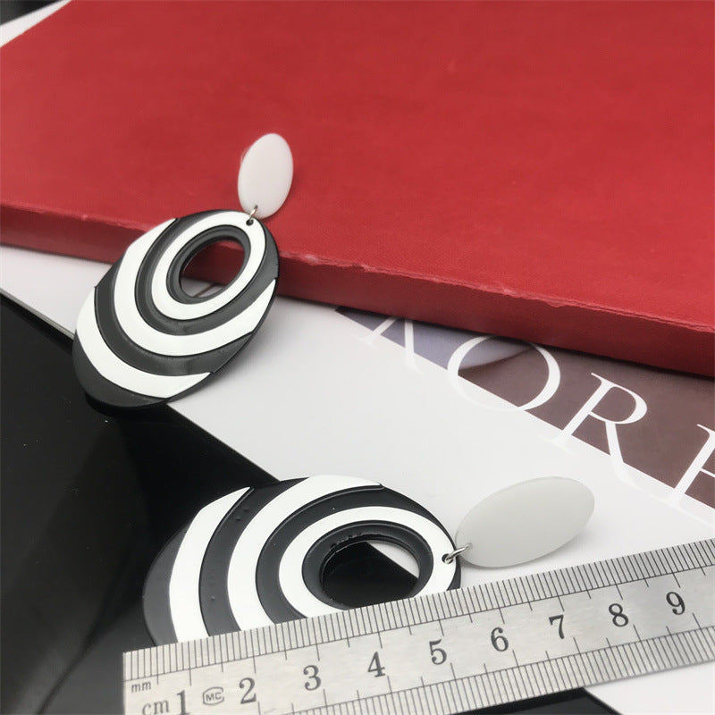 Wholesale Vacation Beach Black and White Contrast Oval Long Earrings Acrylic Earrings ACC-ES-FX010