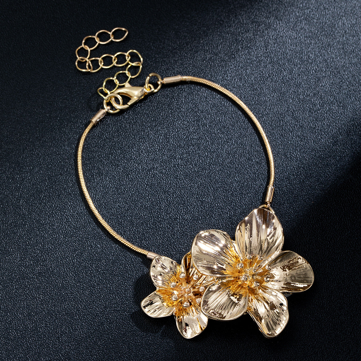 Wholesale Light luxury high-end niche jewelry alloy three-dimensional flower adjustable bracelet