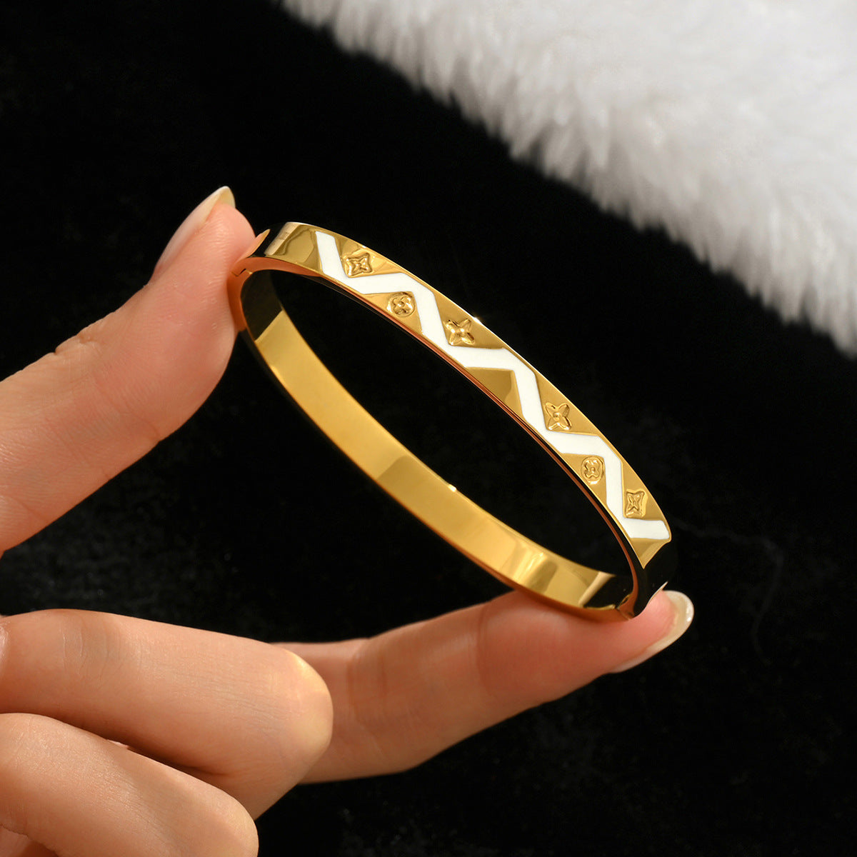 Wholesale Titanium Steel Gold Electroplated Studded Bracelet Set Fashion Jewelry Accessory