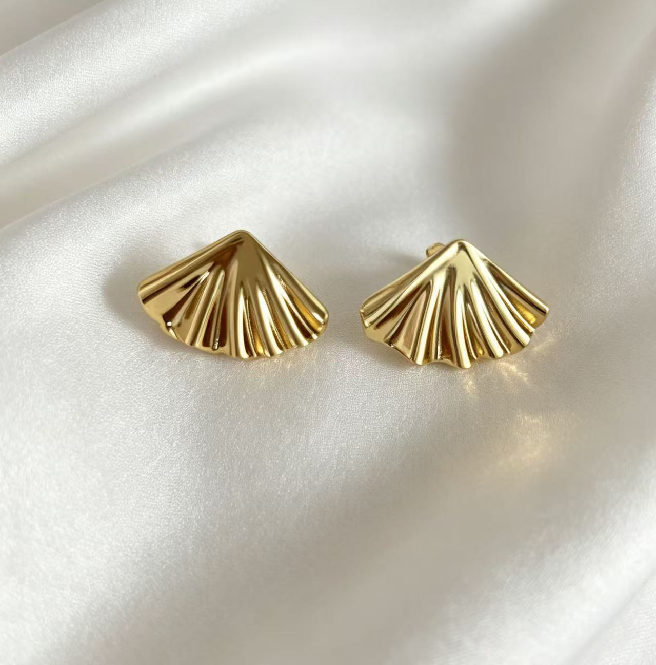 Wholesale Sunflower Shell Stud Earrings for Women,  Gold Retro Stainless Steel,  Stylish Party Jewelry,  Boutique Resale Gift