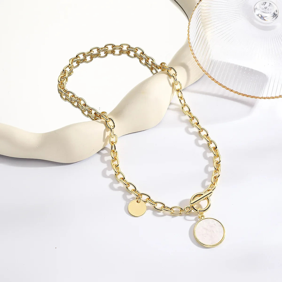 Wholesale Versatile Fashionable Gold Acrylic Mother Pearl Pendan Necklaces