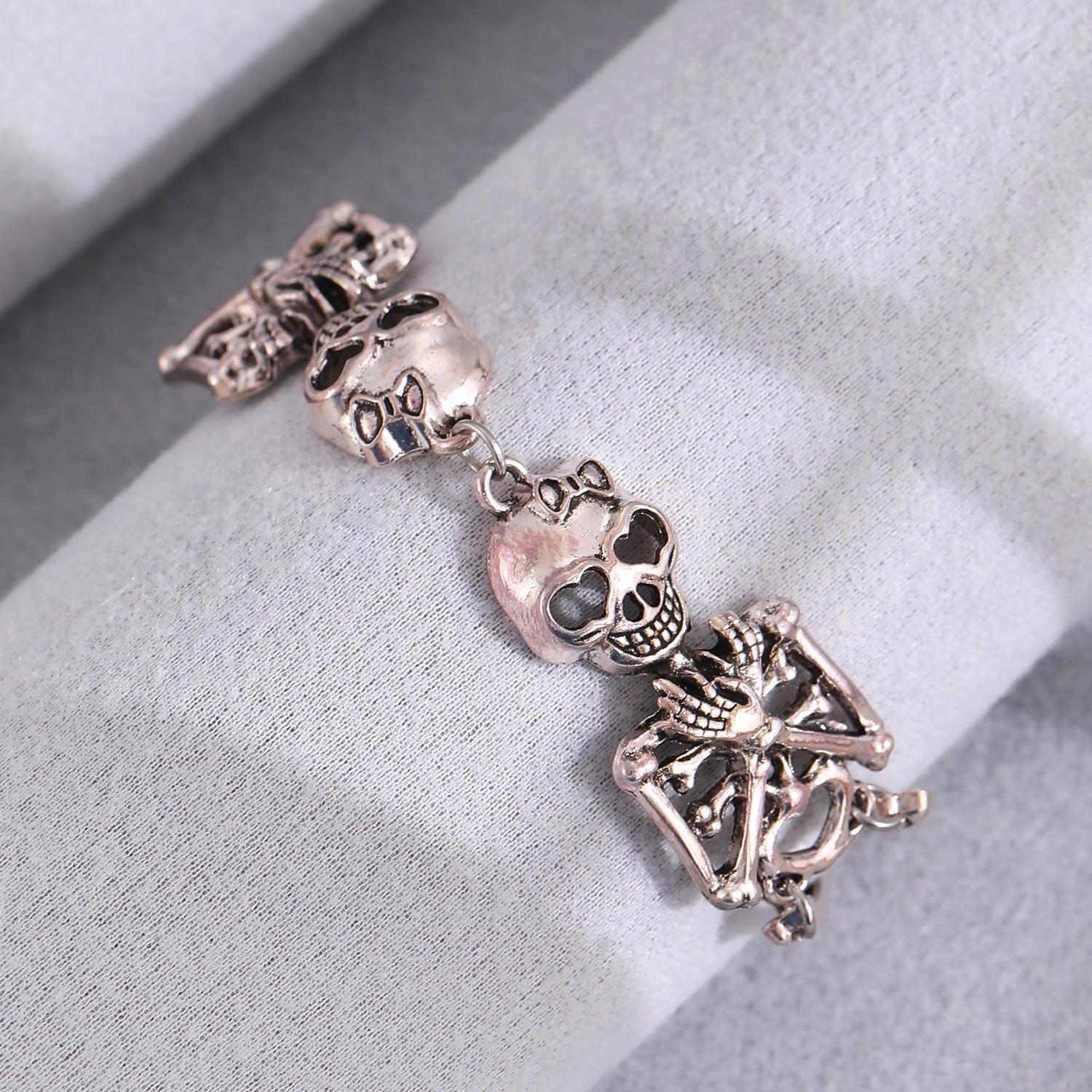 Wholesale Vintage Silver Gothic Skull Bracelet Fashion Accessory for Unisex Everyday Wear Gift