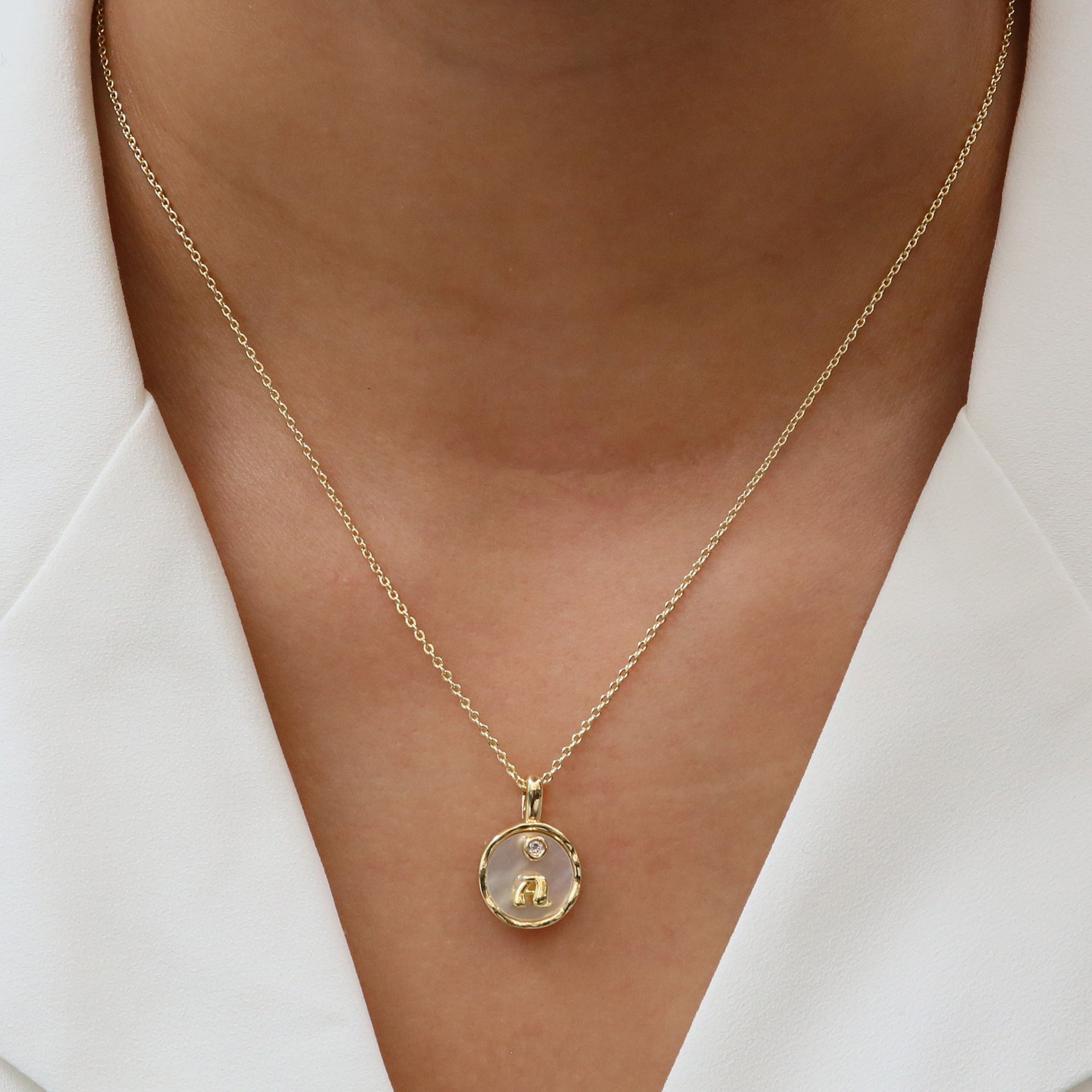 Wholesale Natural shell 26 English letters round pendant clavicle necklace