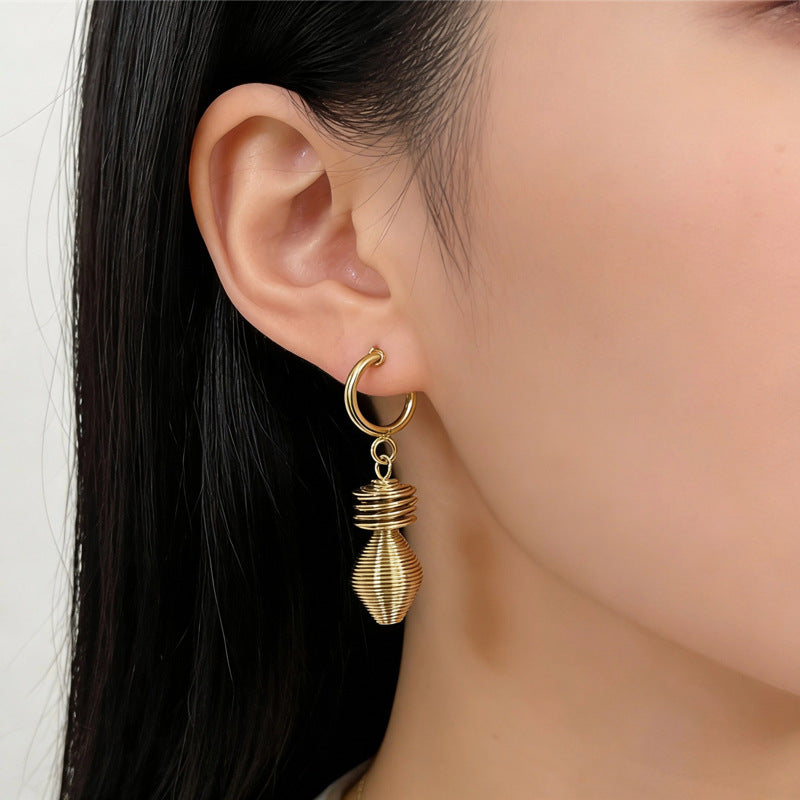 Wholesale Gold Cat' s Eye Stone Stainless Steel Earrings,  Vintage Exaggerated Ear Jewelry,  Light Luxury High-End Retro Floral Pearl Stud Earrings for Women