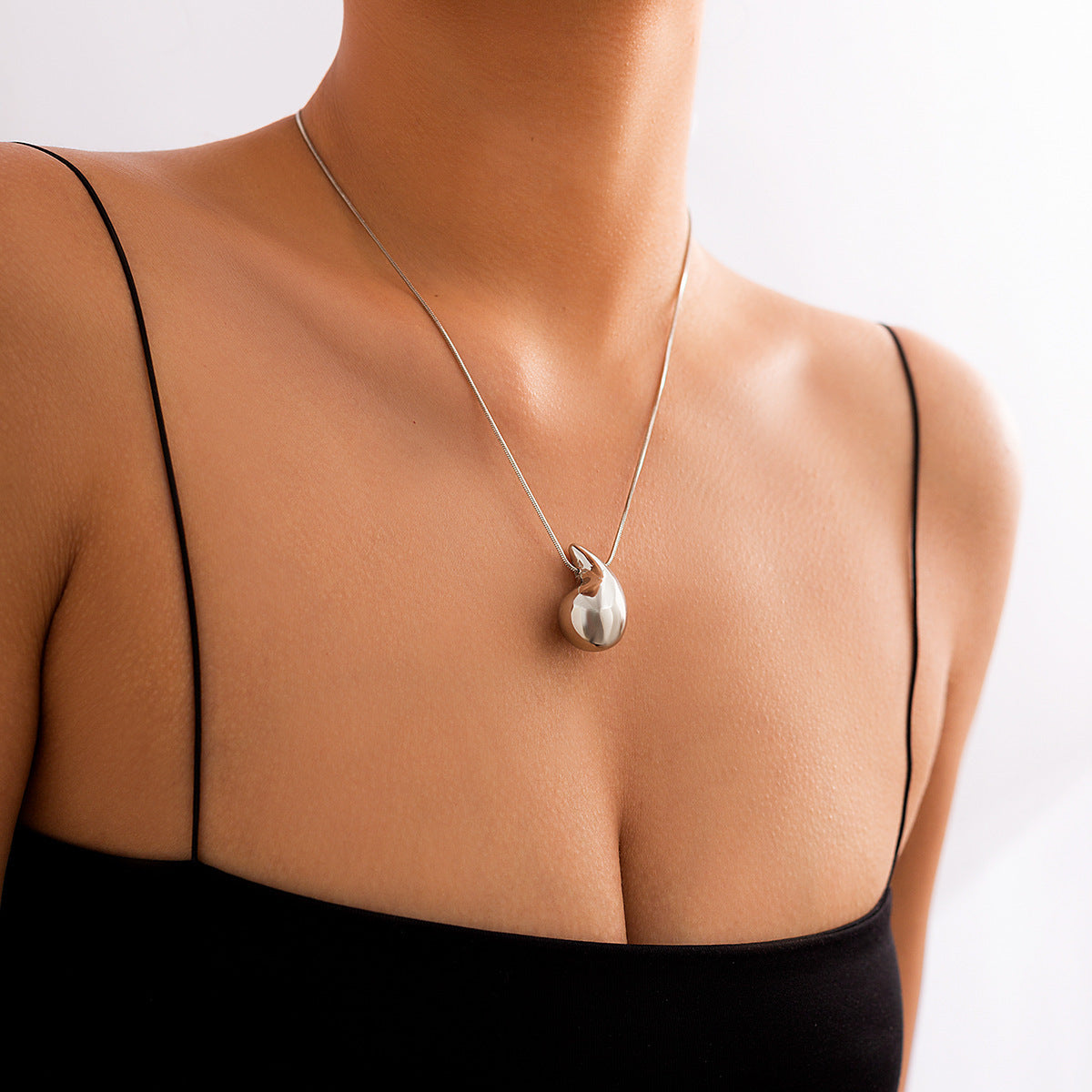 Wholesale Drop Shaped Pendant Necklace Stylish Snake Bone Chain Jewelry Accessory For Women Boutique Resale