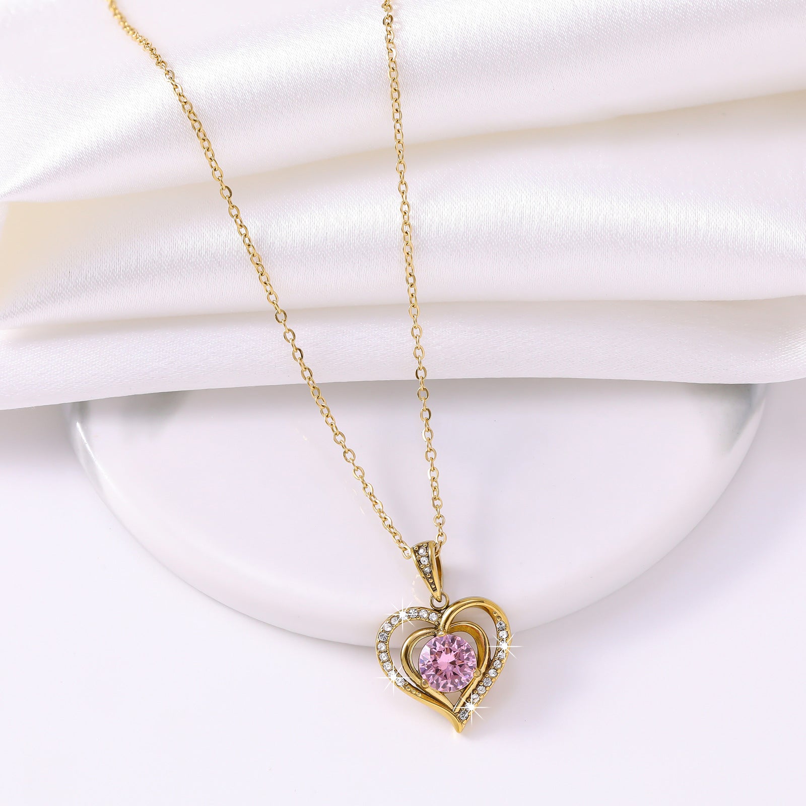 Wholesale Chic Heart Pendant Necklace For Women Gold Plated Titanium Steel Collarbone Chain Minimalist Design Fashion Accessory Gift