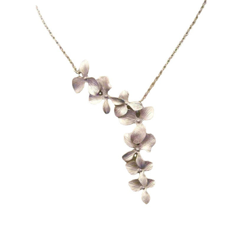 Wholesale  Matte Silver Plated Metal Petal Necklace Light Luxury Elegant Collarbone Chain