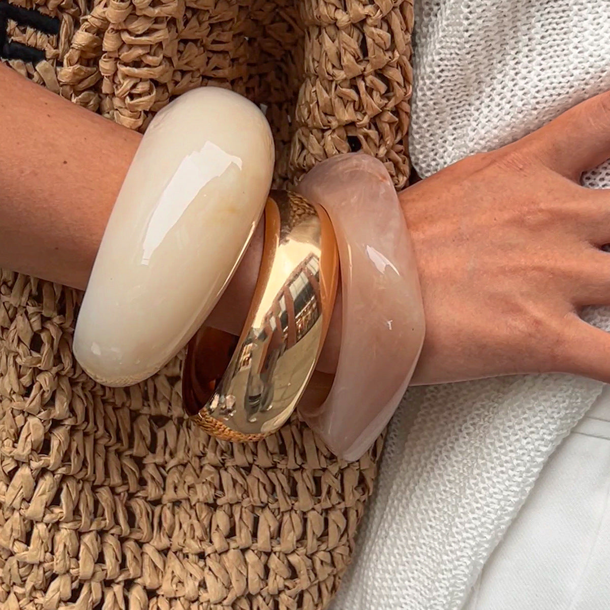 Wholesale Fashion Gold Resin Bracelet Irregular Exaggerated Moon Design Stylish Jewelry Accessory For Everyday Wear
