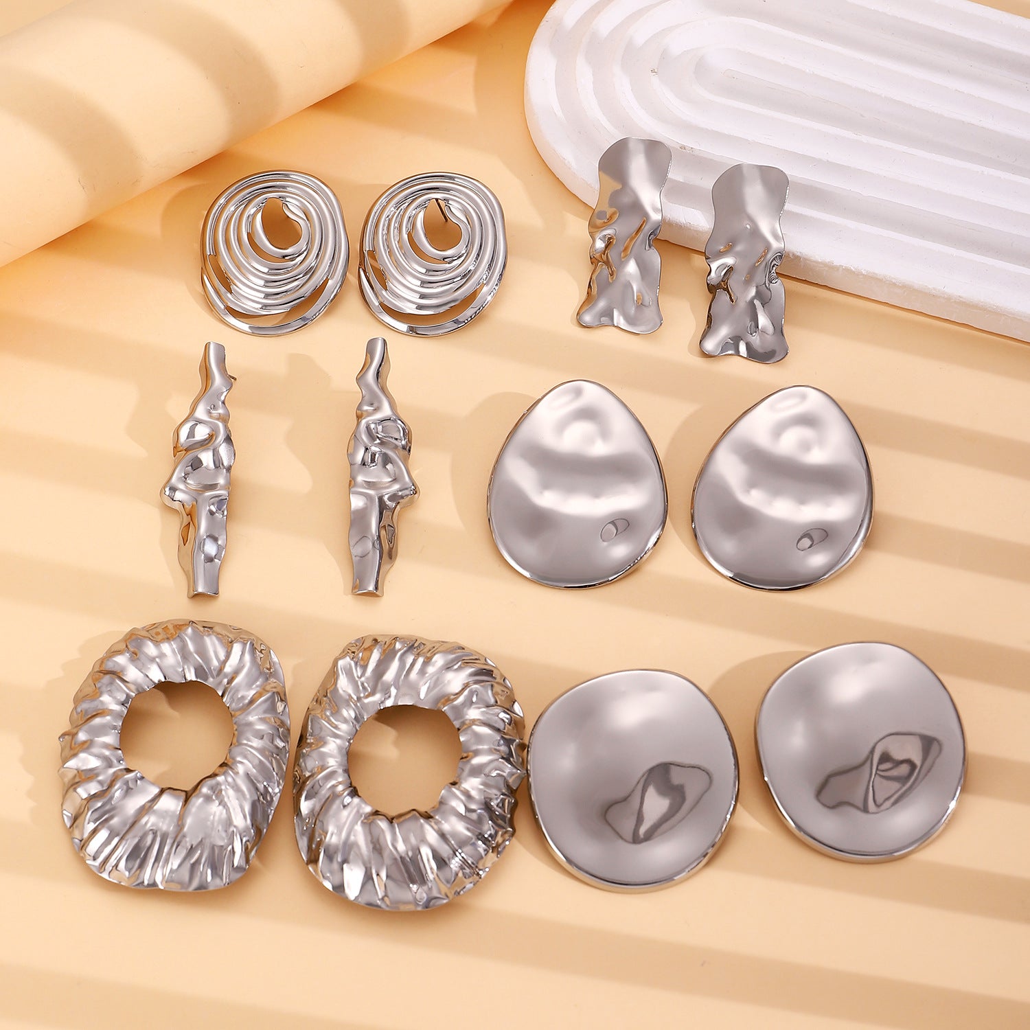 Wholesale Electroplated Metal Earrings Geometric Oval Pattern Fashion Accessory
