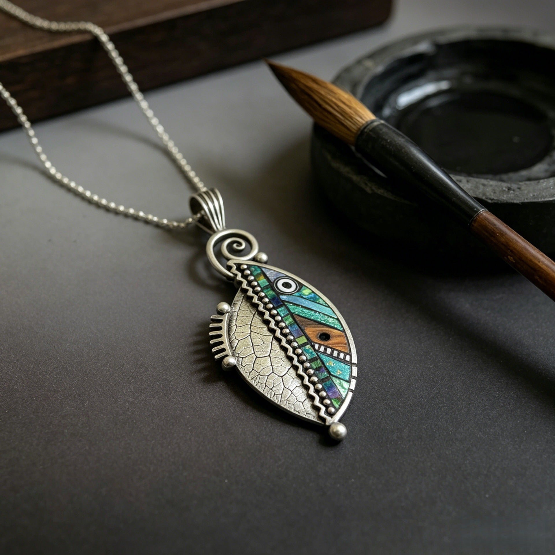 Wholesale Silver Plated Alloy Fashion Necklace With Iridescent Faux Wood Green Leaf Pendant Creative Zigzag Design For Everyday Wear
