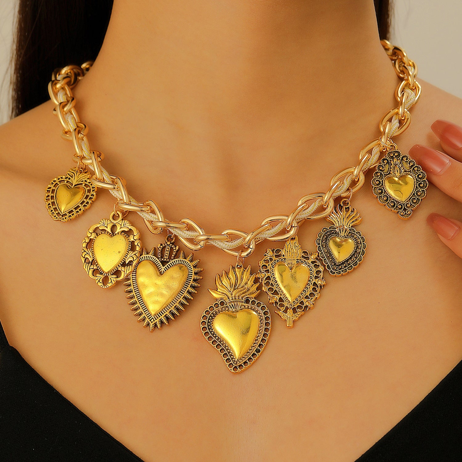 Wholesale Retro Religious Sacred Heart Pendant Necklace Heart Shape Alloy Electroplated Design Trendy Jewelry Gift For Women Boutique Resale