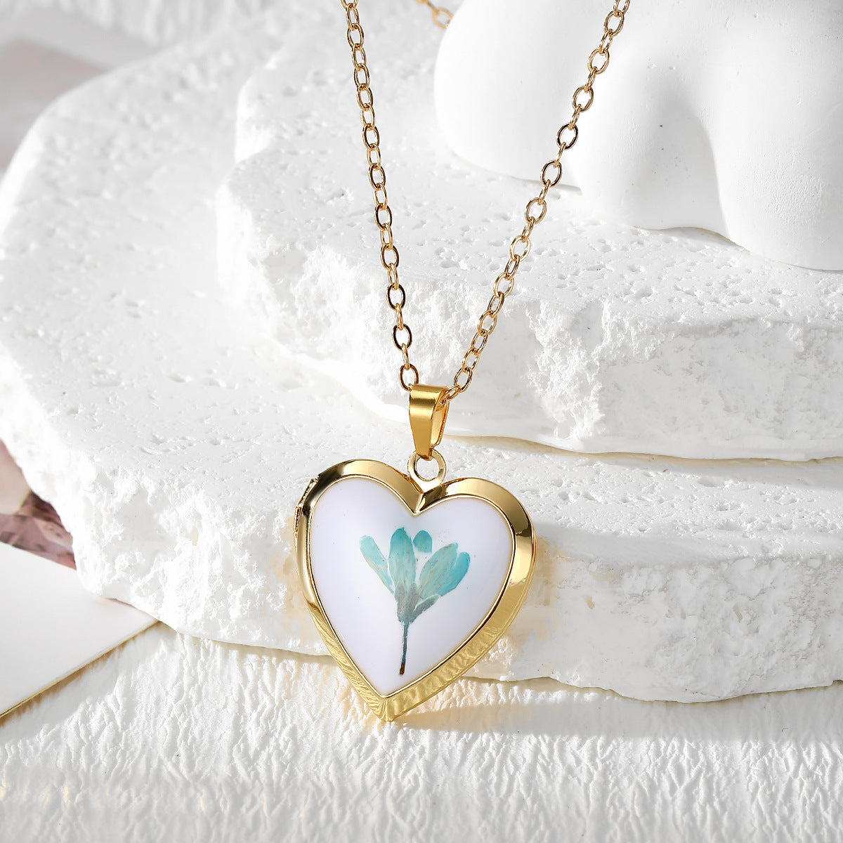 Wholesale Bohemian Resin Pendant Necklace With Dried Flowers Heart Photo Locket Style Fashion Accessory For Boutique Resale