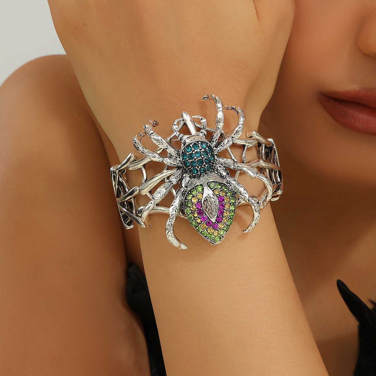 Wholesale Antique Silver  Skull Bracelet  Party Fashion Accessory for Women