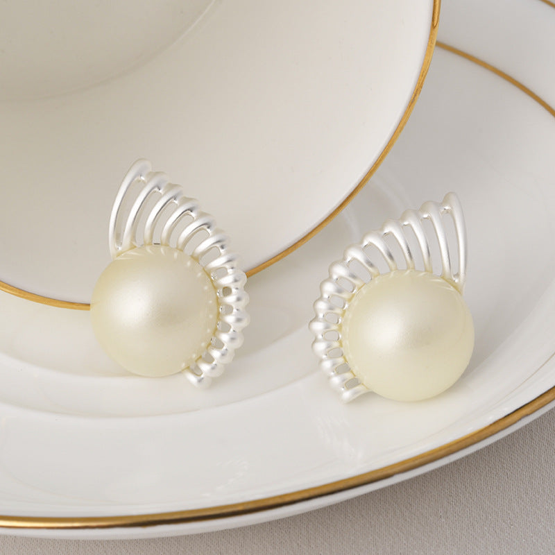 Wholesale  Vintage Earrings  Real Gold Electroplated Hollow Fan-shaped Silver Needle  High-end Pearl Earrings