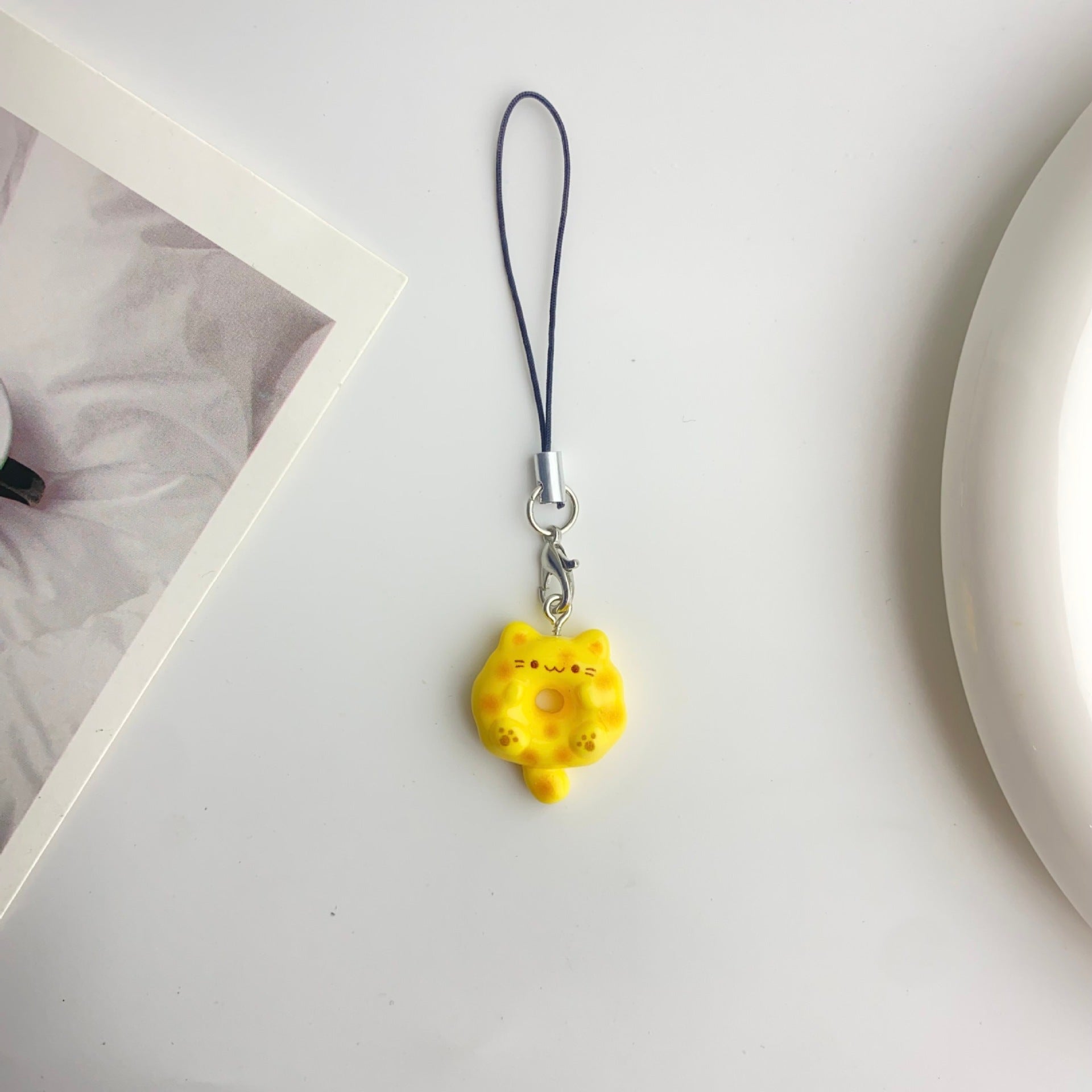 Wholesale Cute cartoon resin cat and donut keychain