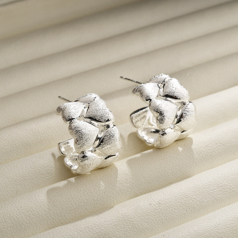 Wholesale Textured C-shaped love heart earrings