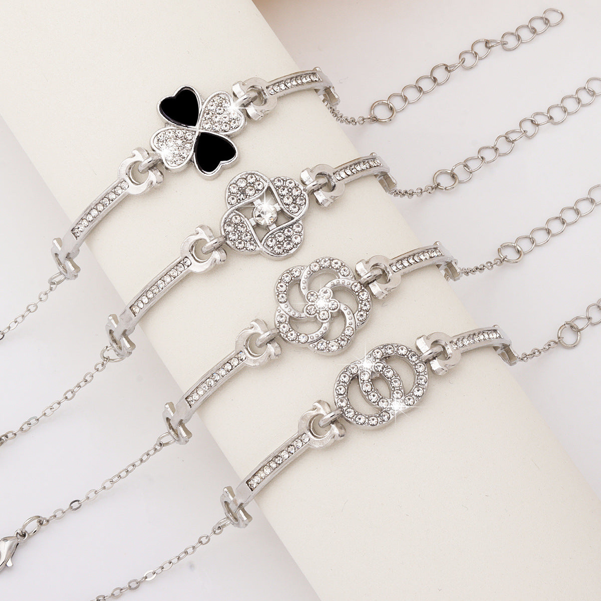 Wholesale Trendy Four-Leaf Clover Crystal Women' s Bracelet Gold Alloy Electroplated Jewelry Accessory ACCVIP