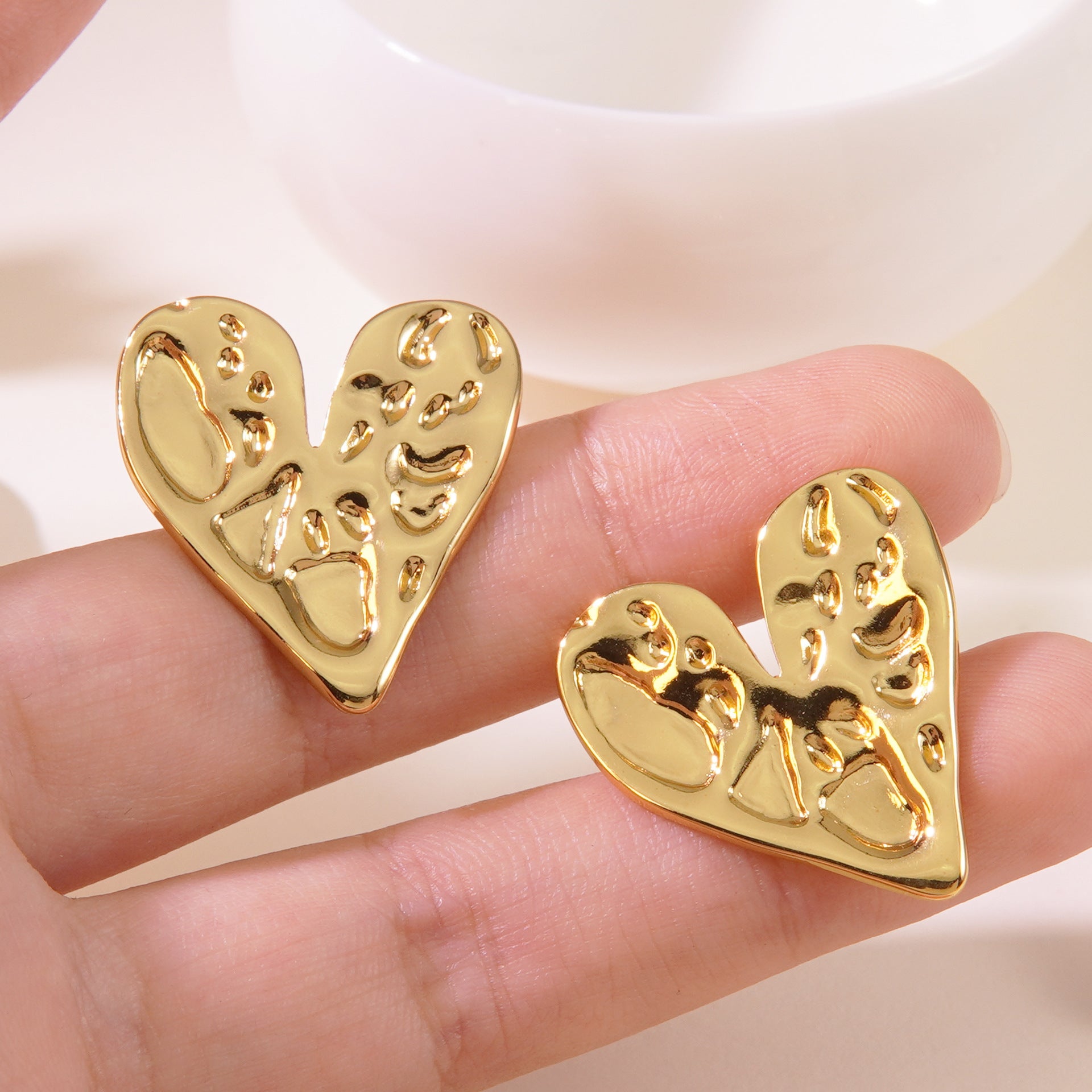 Wholesale  retro sweet cool stainless steel peach heart earrings
