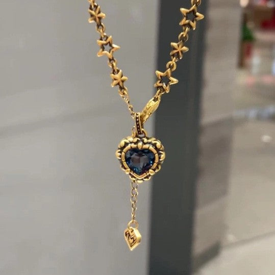 Collana all'ingrosso in oro nero con cuore di diamanti blu