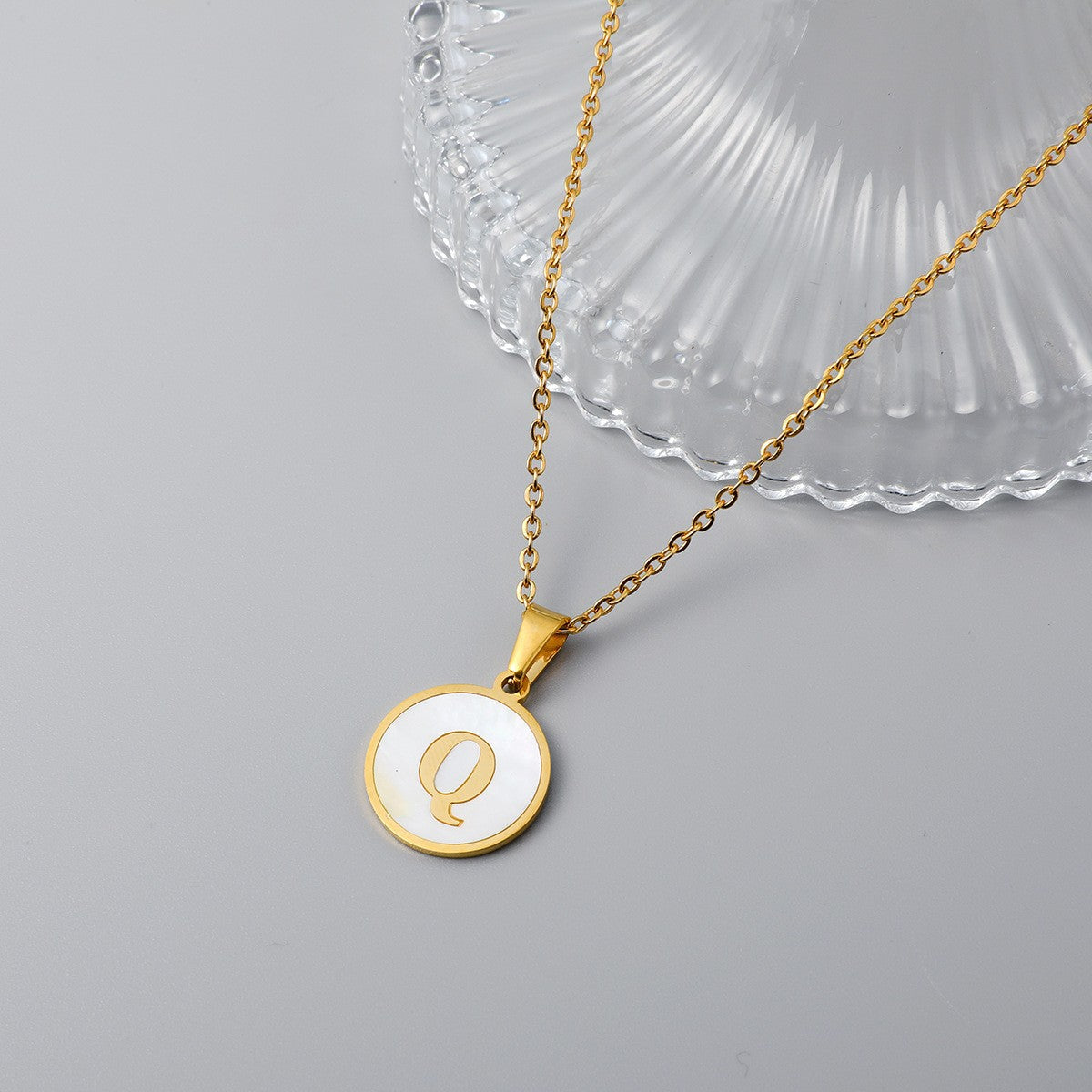 Wholesale Round Stainless Steel Gold Plated Letter Pendant Necklace for Women Fashion Accessory Gift