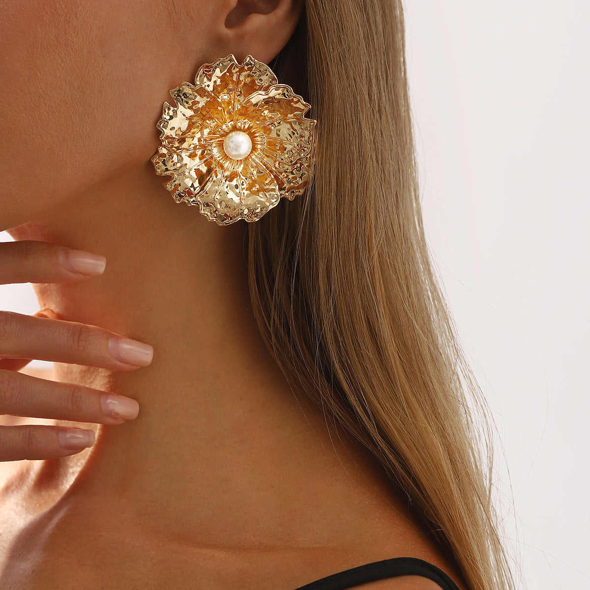 Wholesale exaggerated design imitation pearl earrings Retro simple large flower