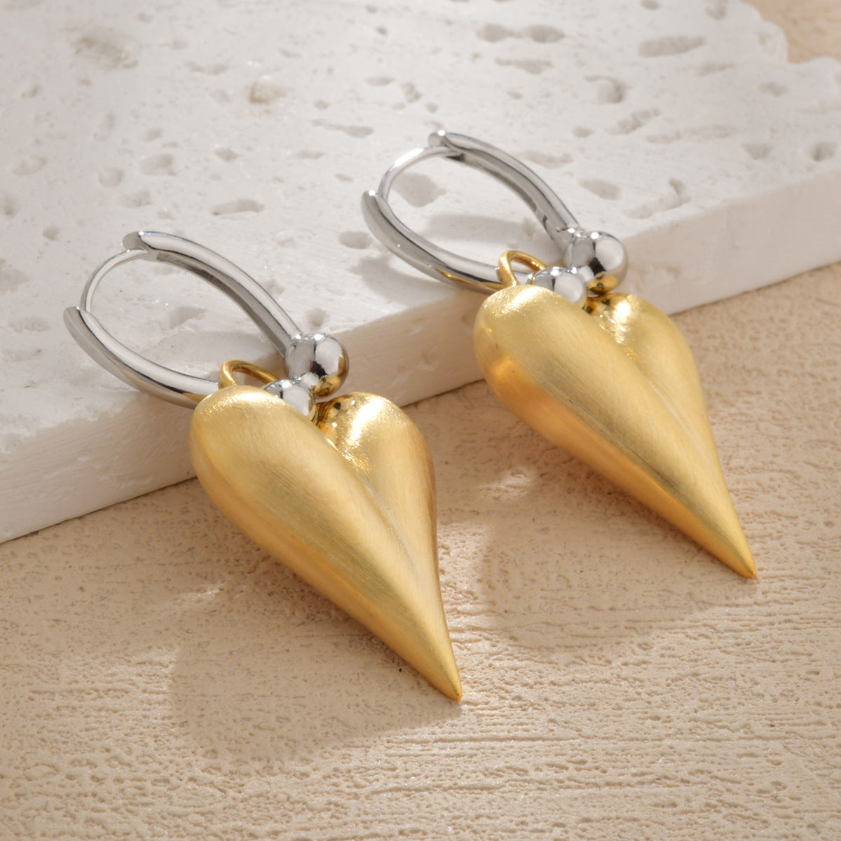 Wholesale  Heart Ear Buckle  Plated Gold Love  Light Luxury Ear Jewelry