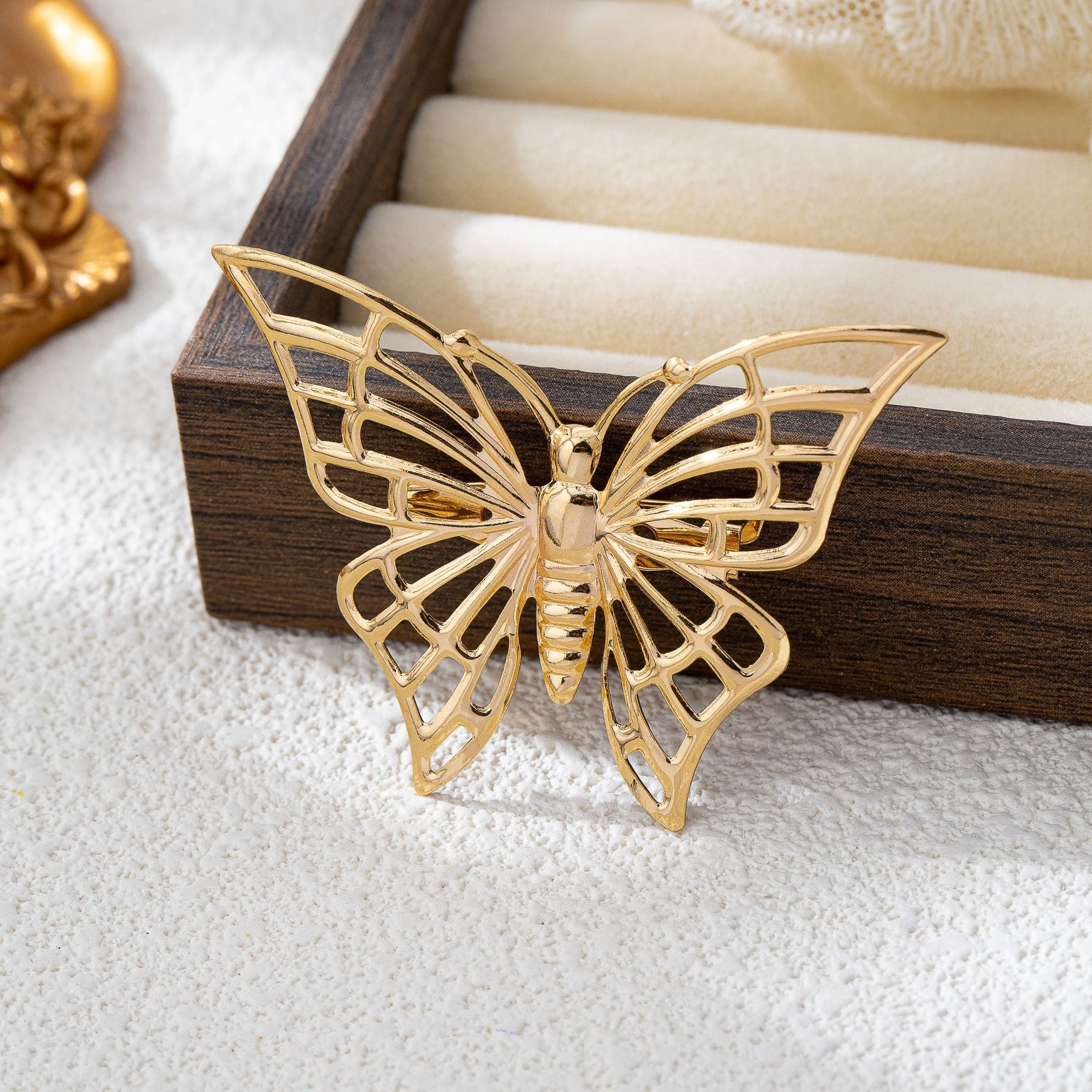 Wholesale Stylish Gold Hollow Butterfly Brooch Pin For Women Daily Party Fashion Accessory