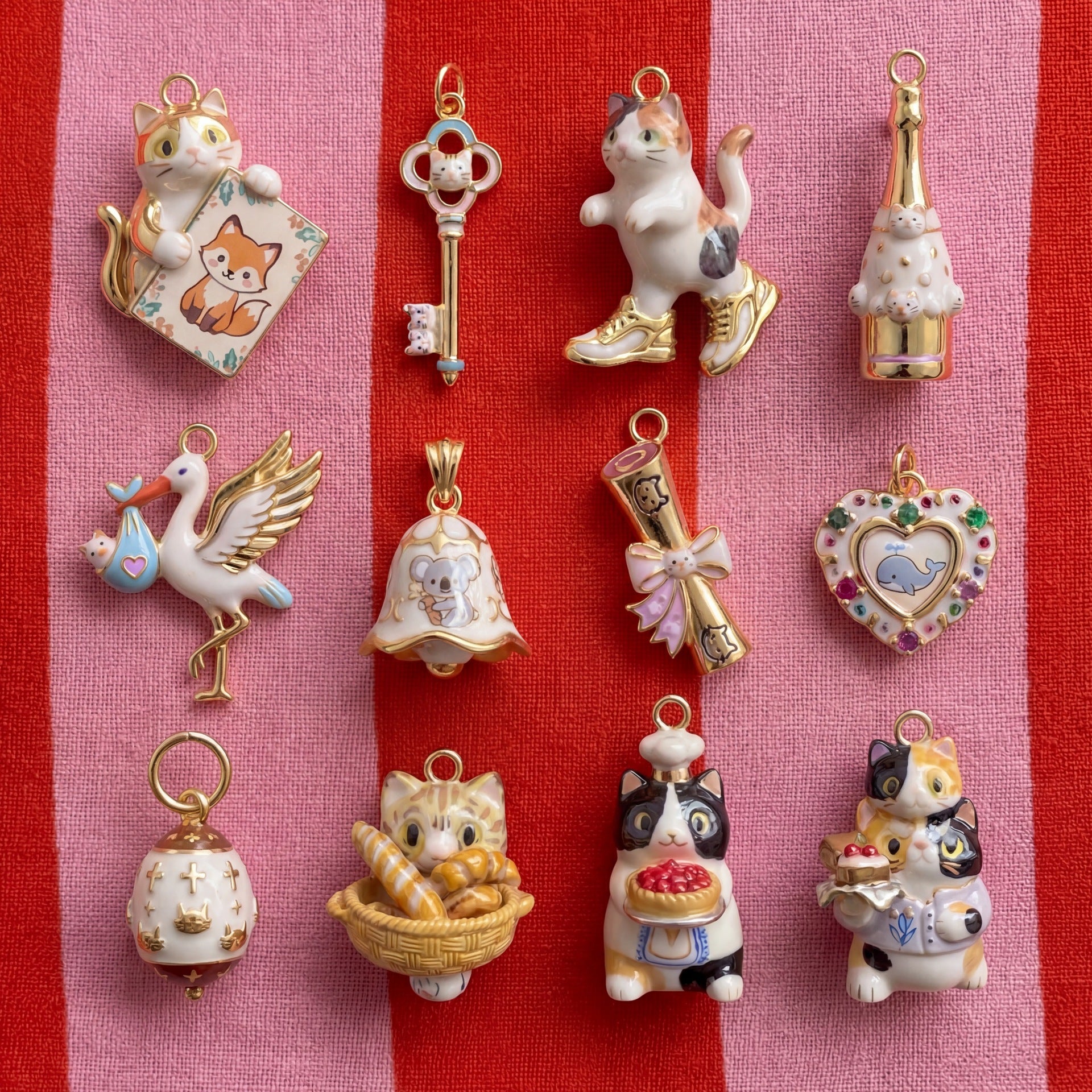 Wholesale Gold Plated Copper Cute Cat Bell Pendant With Heart Design DIY Craft Charm Fashion Jewelry Accessory