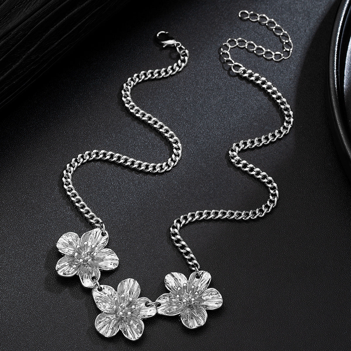 Wholesale Metal Flower Five-petal Metal Chain Adjustable Women's Necklace