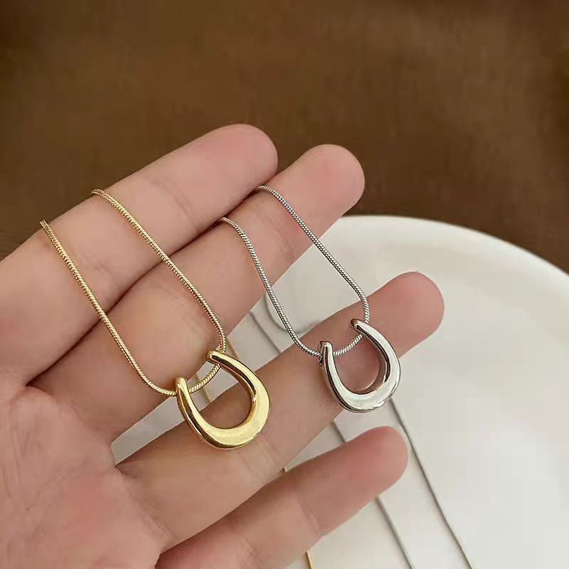 Wholesale  Light Luxury Fashion U-shaped Horseshoe Pendant Titanium Steel Necklace