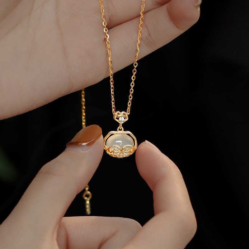 Wholesale safety lock light luxury sweater chain