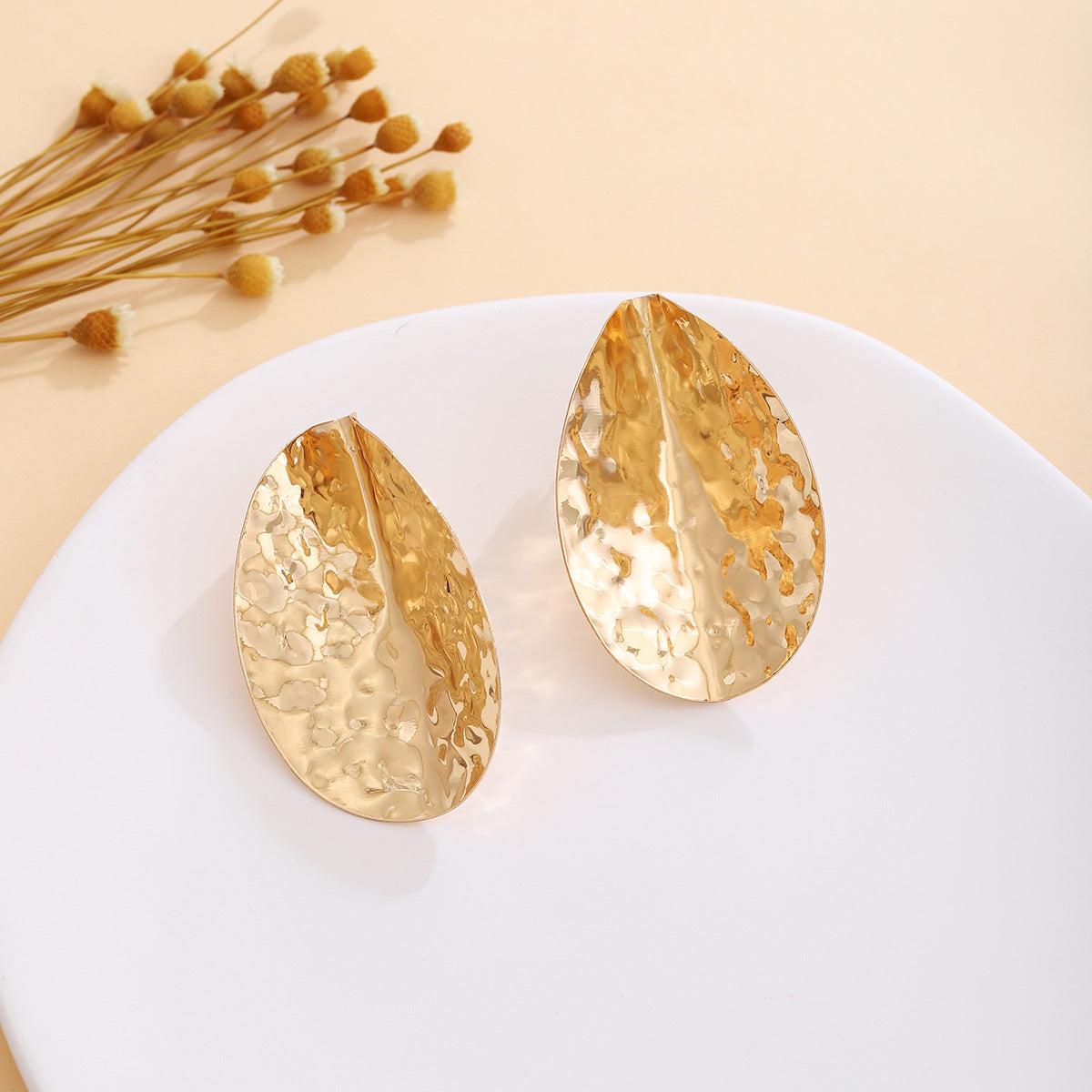 Wholesale Retro Flower Pearl Hollow Love Light Luxury Earrings