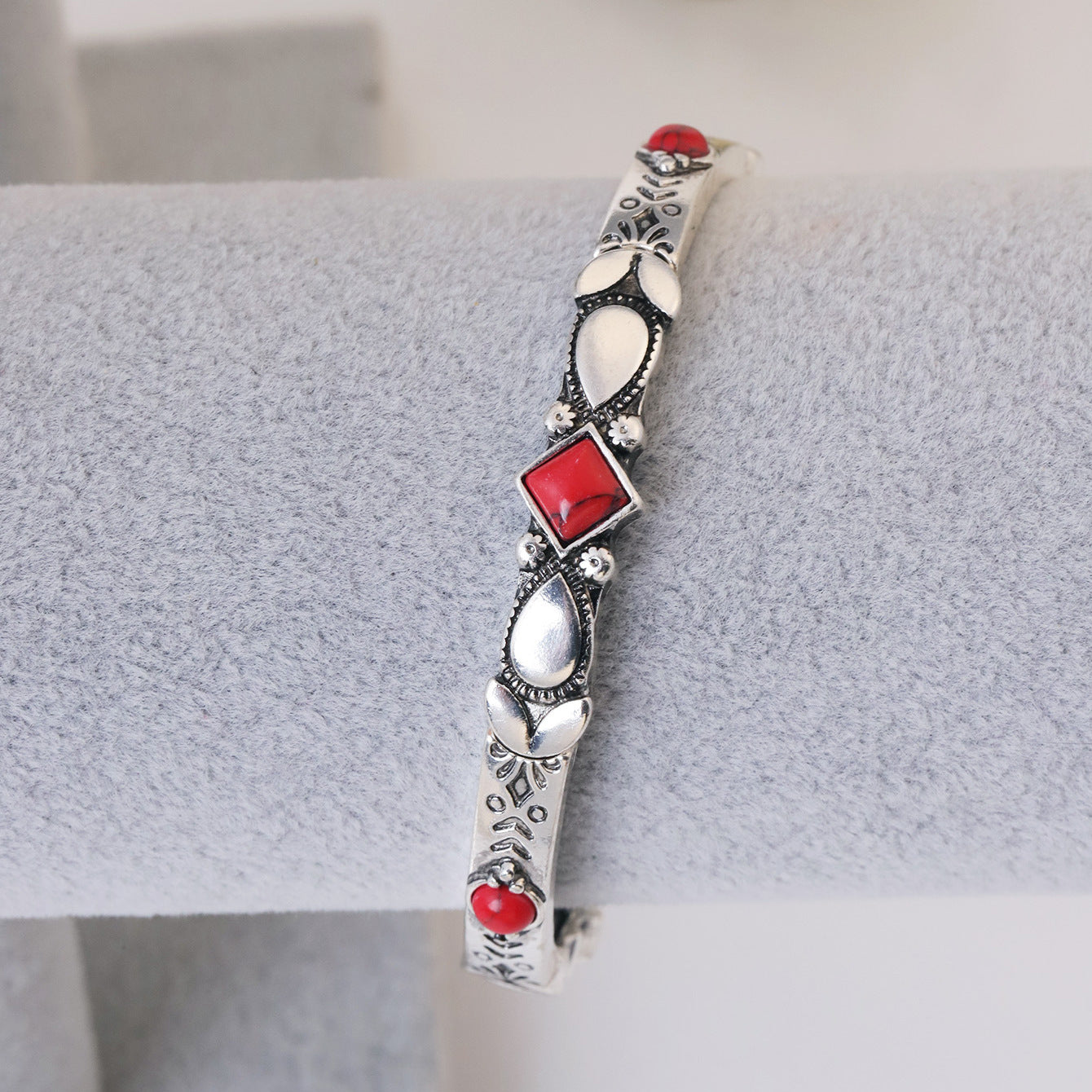 Wholesale Retro Turquoise Inlay Bracelet Zinc Alloy Round Stone Jewelry Accessory For Everyday Wear